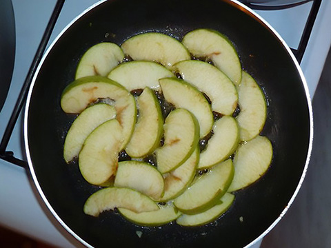 Яблоки в сковороде фото